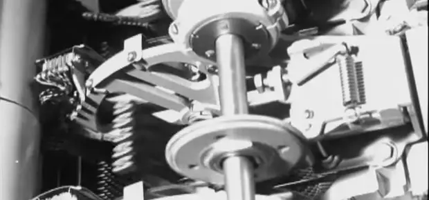 Filmbeeld uit 1947 van een automatische telefooncentrale met draaiende kiezers