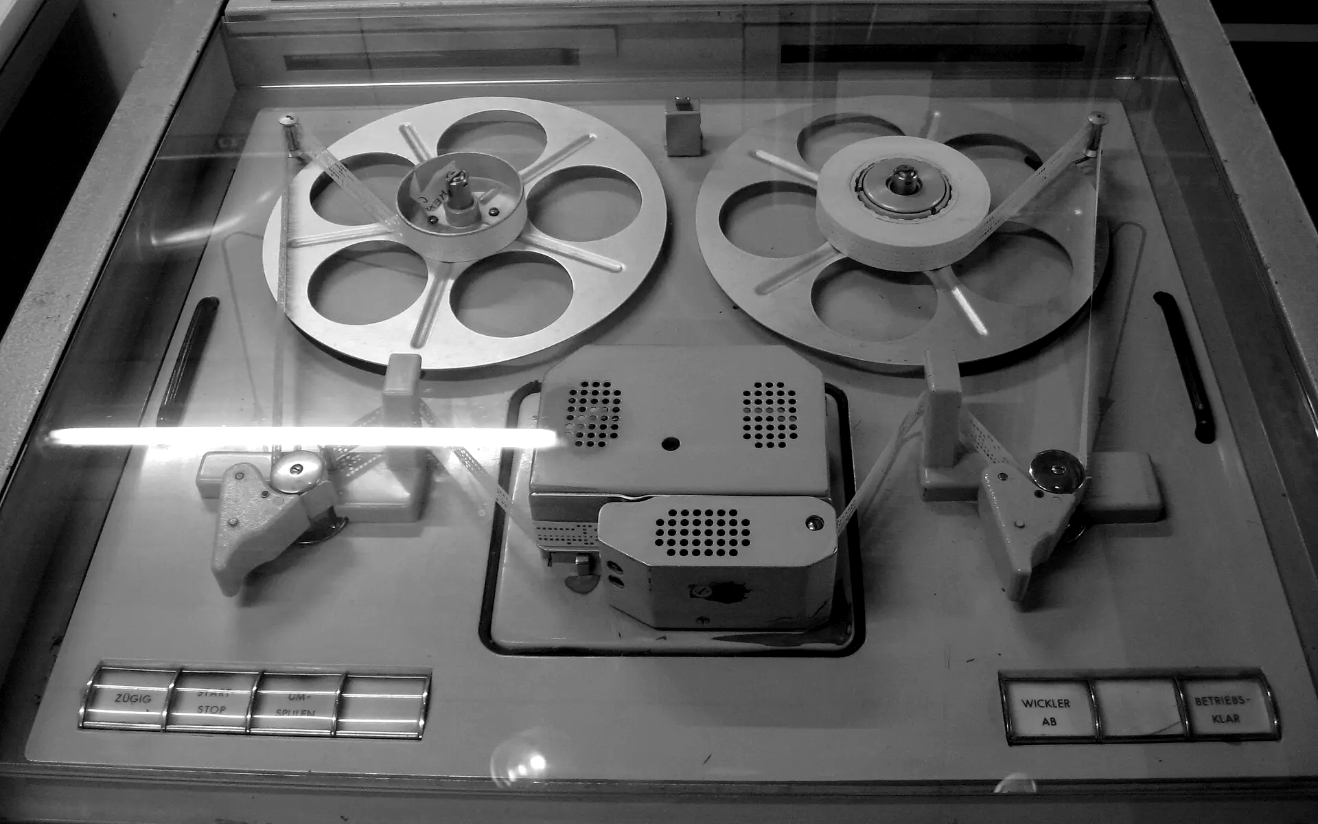 Ponsbandlezer van Siemens uit 1965 met twee spoelen onder glas